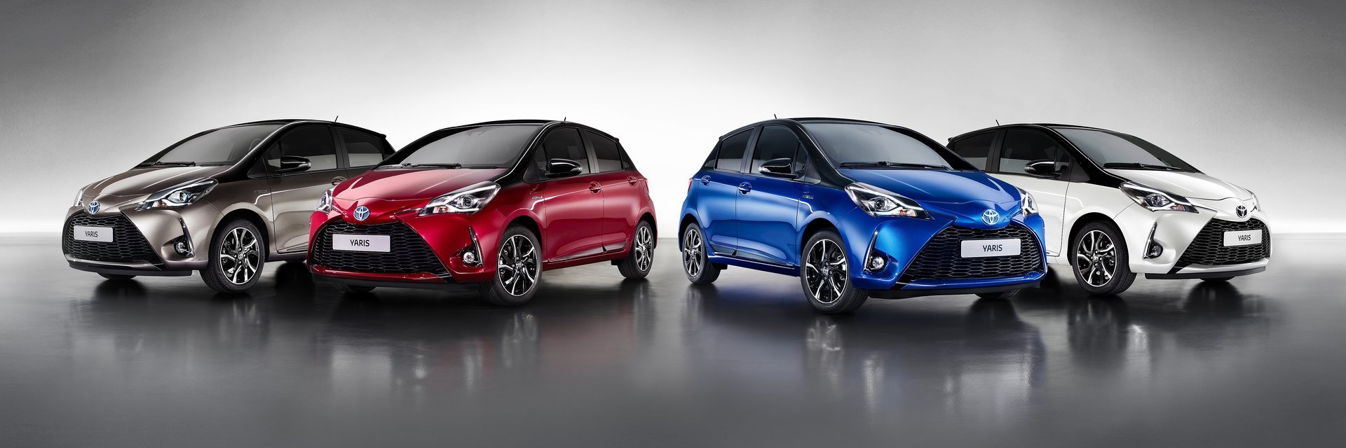 Vier-Toyota-Yaris-Hybrid-modellen-naast-elkaar-in-verschillende-kleuren