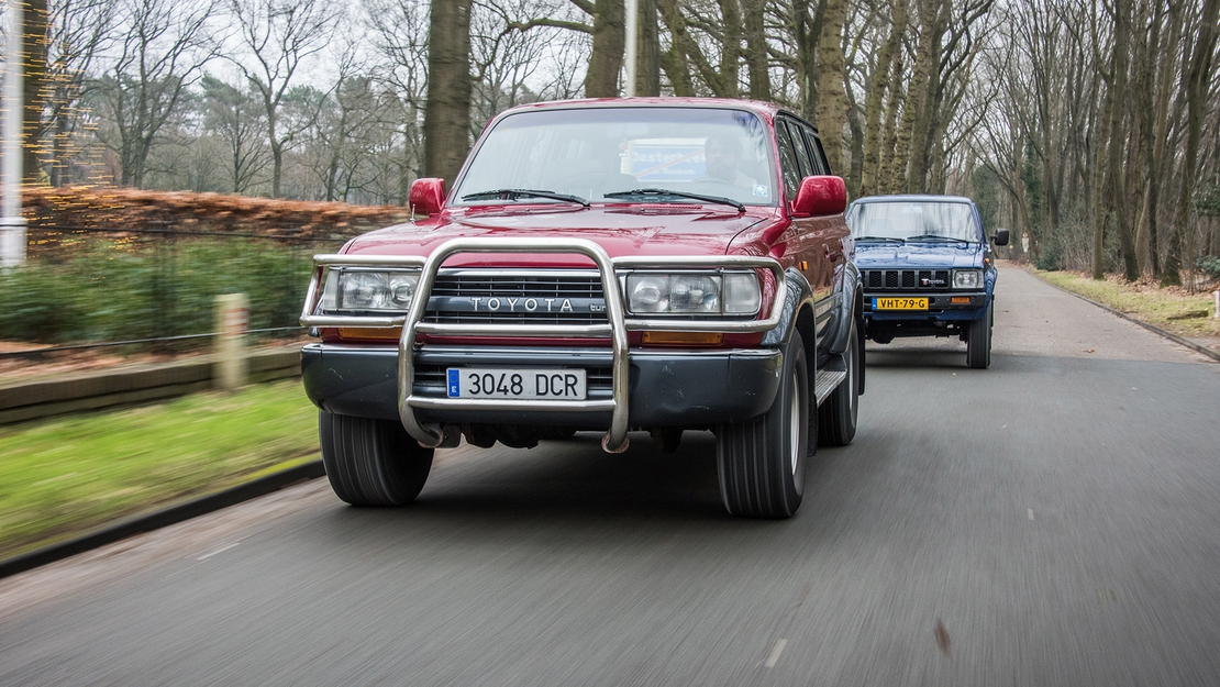 Toyota-Hilux-Land-Cruiser-HDJ80-exterieur-blauw-rood-voorzijde-rijdend.jpg