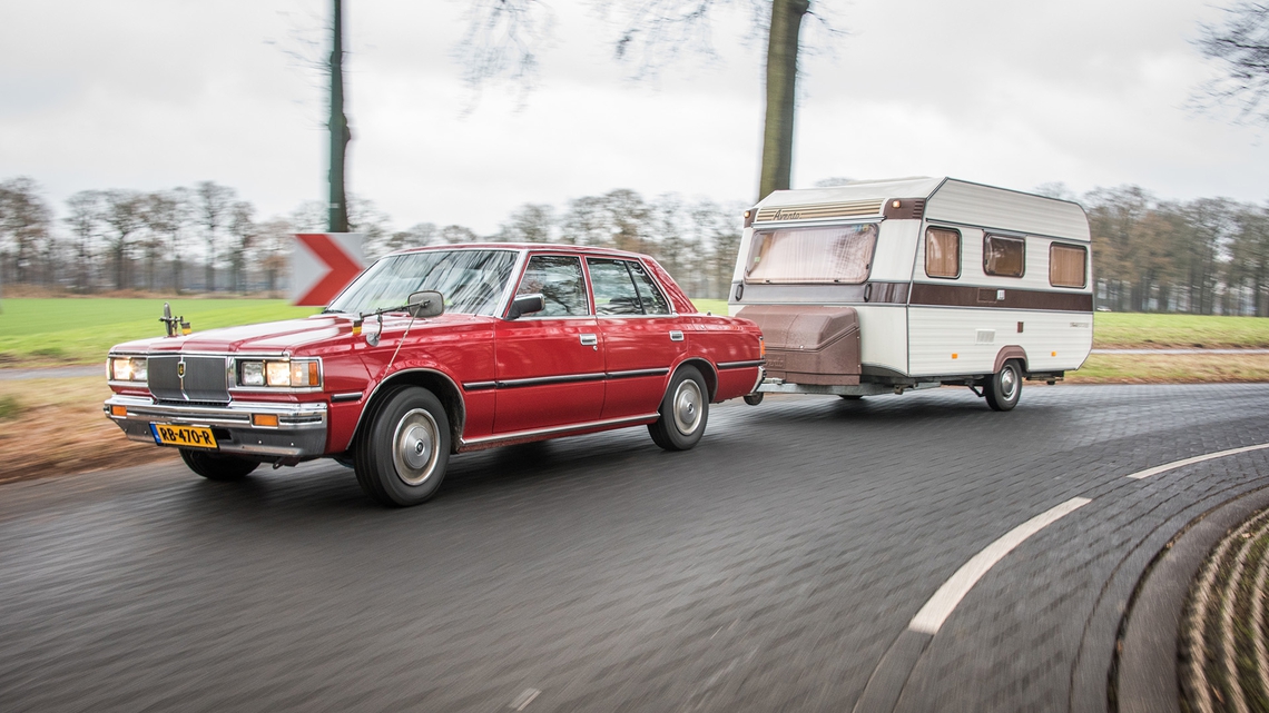 Toyota-Crown-Super-Saloon-1981-exterieur-schuin-voor-rood-klassieke-caravan.jpg