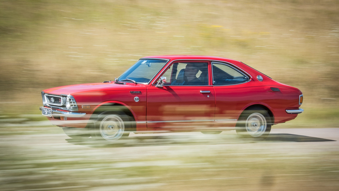 Toyota-Corolla-KE20-Coupe-SR-exterieur-zijkant-rijdend.jpg