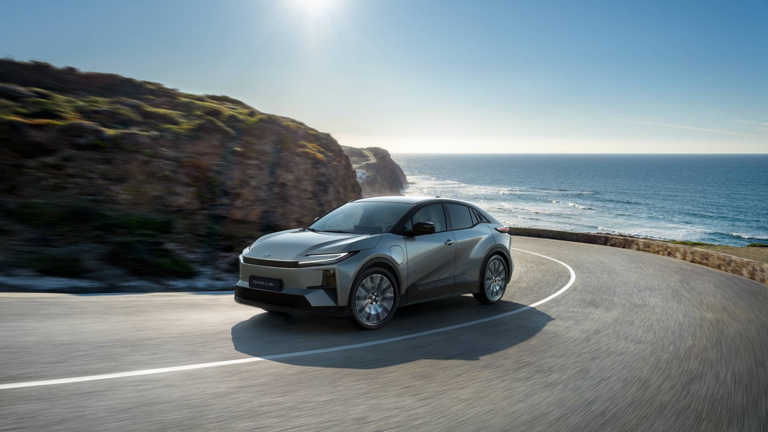 Toyota-C-HR-Plus-linksvoor-dynamisch